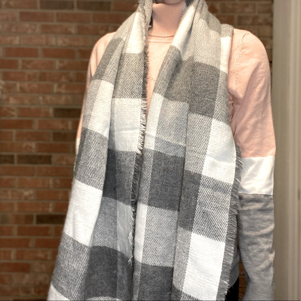 Loft NWOT Gray and White Herringbone Scarf
